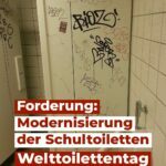 Beschmierte und dreckige Toiletten einer Schule. Schriftzug "Forderung: Modernisierung der Schultoiletten - Welttoilettentag"
